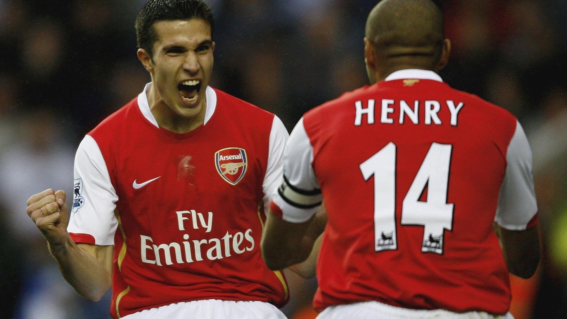 一决高下：球场上两队实力对比悬念无限，胜负难料，一决高低还是一决高下